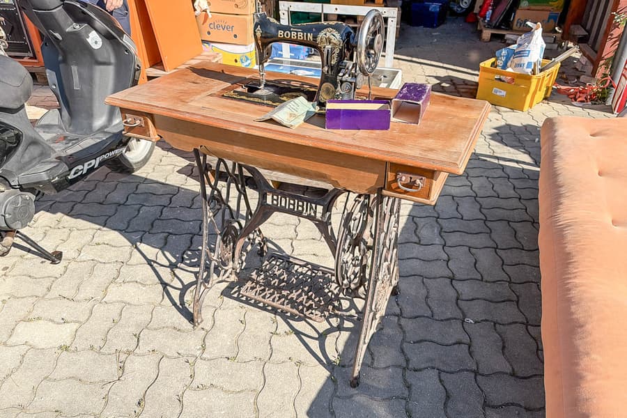 Antike Nähmaschine Bobbin Central